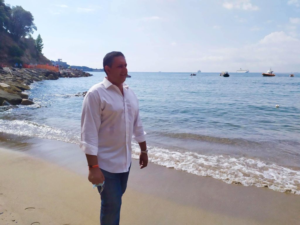 Giovanni Toti sulla spiaggia della marinella di sant Erenzo