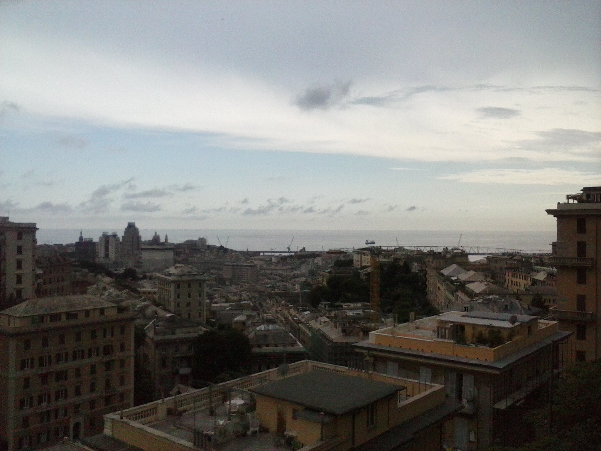 Vista panoramica di Genova e il mare da Castelletto - 23-07-2014